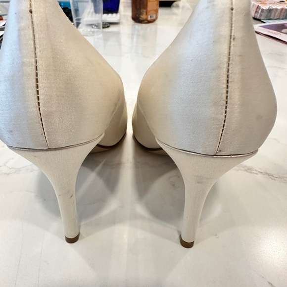 Kate Spade Satin Ivory Heels with Rose Embellishments (Size 8.5) - Picture 6 of 13